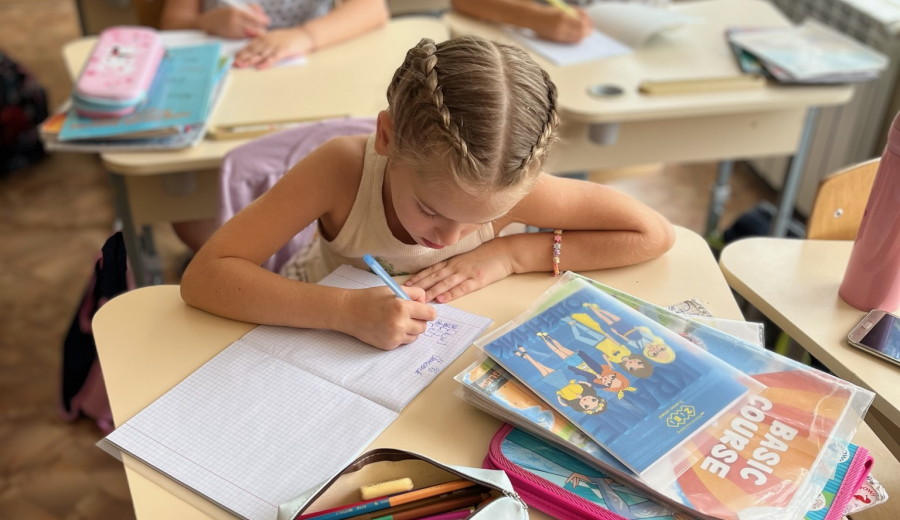 Чому діти швидше вчать англійську, ніж дорослі?